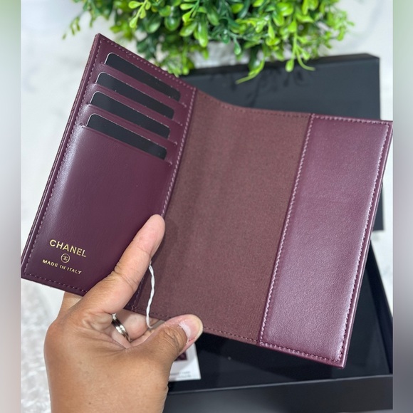 CHANEL Classic Passport Caviar in Burgundy Caviar Gold Hardware - Picture 2 of 4